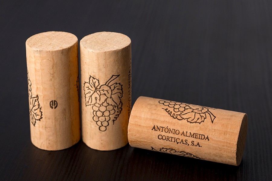 tappi di sughero - Integra Italia  Distribuzione tappi e capsule per  bottiglie da vino